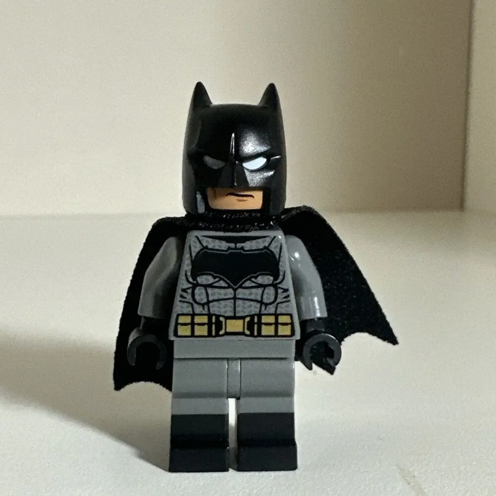 Lego Batman sh0437 Set 76086 - Dark Bluish Gray Suit Gold Belt Minifigure
